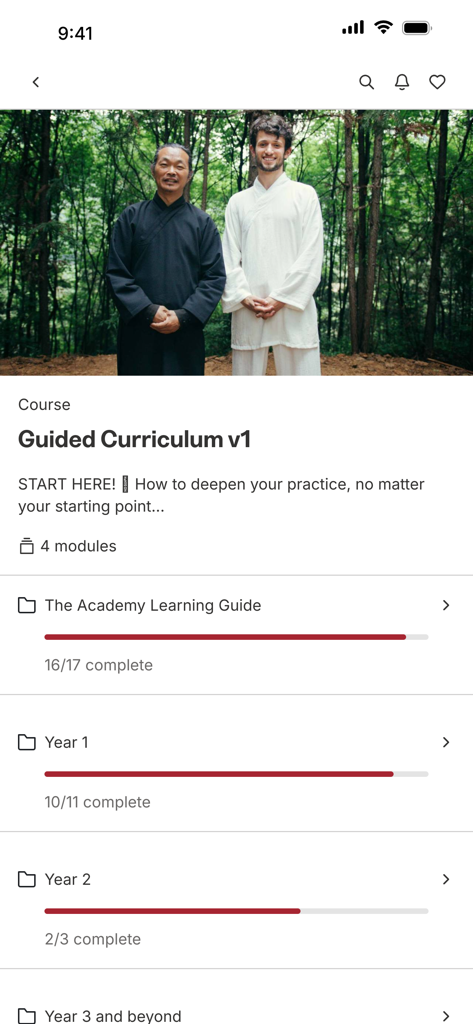 Écran de l'application Taoist Wellness Online montrant le cours 'Guided Curriculum v1' avec des barres de progression et une image du Maître Gu et de George Thompson