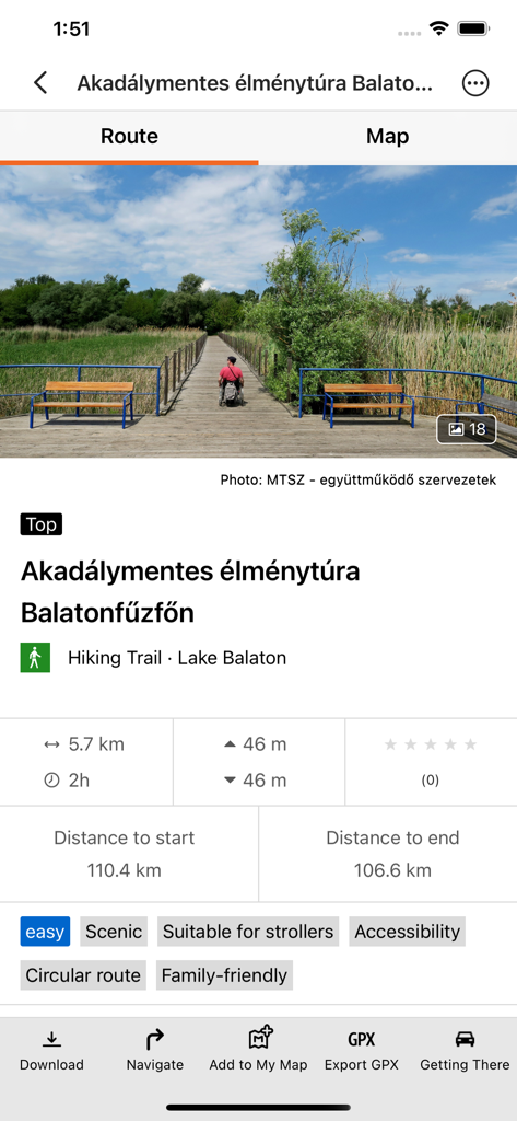 Una pantalla de aplicación móvil que muestra los detalles de un sendero de senderismo accesible cerca del lago Balatón con información de distancia y elevación.