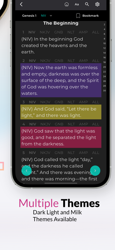 Multiversion Bible App Offline - Un teléfono inteligente que muestra la Biblia Multiversión con el tema del modo oscuro activo y versículos resaltados codificados por color.