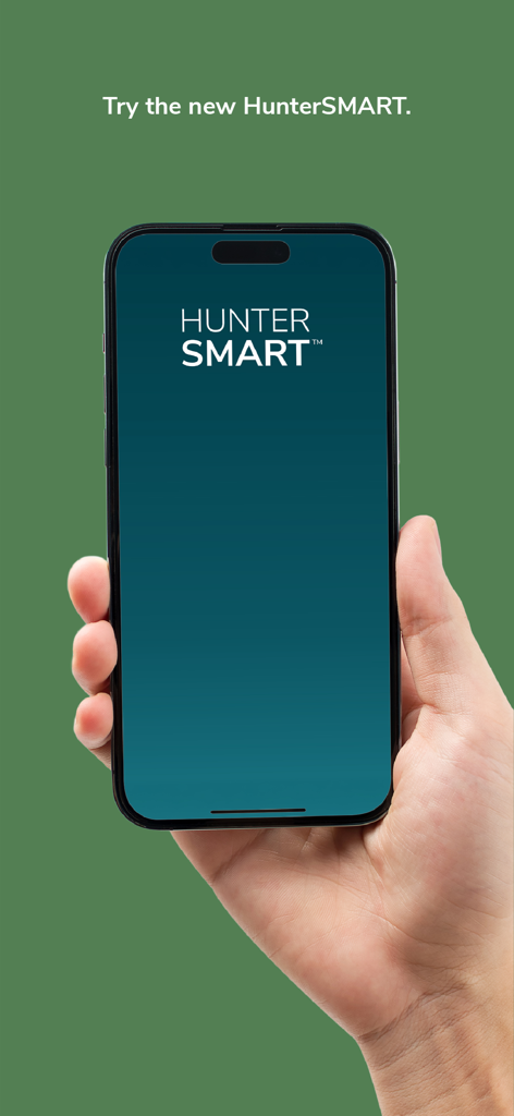 Una mano sosteniendo un smartphone que muestra el logo de la aplicación HunterSMART sobre un fondo verde