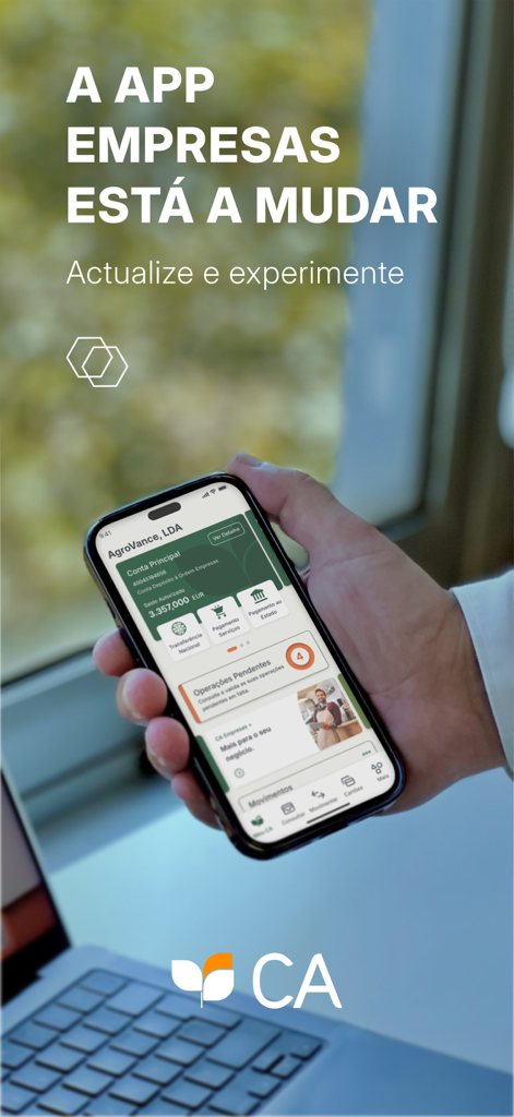 CA Mobile Empresas - Una persona sosteniendo un iPhone que muestra el panel de banca empresarial de CA Mobile Empresas con un portátil en primer plano.