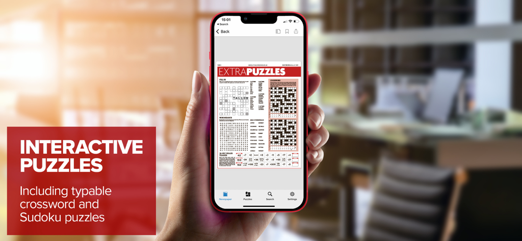 Una persona sosteniendo un smartphone que muestra puzzles interactivos, incluyendo crucigramas y Sudoku, en la aplicación del periódico Daily Mirror