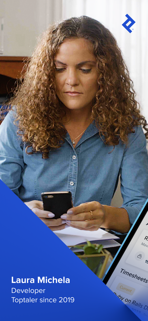 Um desenvolvedor profissional usando o aplicativo Toptal Talent em um smartphone