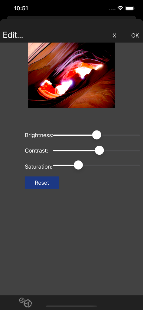 Sharpen Photos - Sharpen Photosアプリのユーザーインターフェース。明るさ、コントラスト、彩度を調整するスライダーが表示されています。