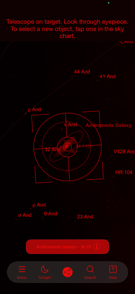 Celestron StarSense Explorer - Interfaccia dell'app Celestron StarSense Explorer che mostra un puntatore su sfondo rosso modalità notturna sulla Galassia di Andromeda.