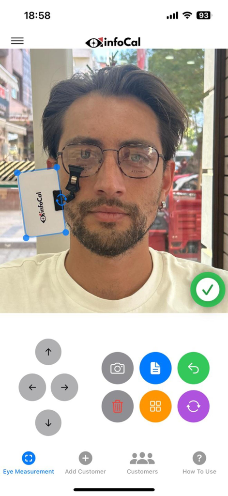 InfoCal - Optical Solutions - Interfaz de la aplicación InfoCal que muestra a un usuario masculino usando gafas con una tarjeta de calibración adjunta para mediciones de lentes precisas