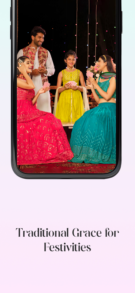 Um grupo de pessoas vestindo roupas indianas tradicionais vibrantes para uma celebração festiva exibida na tela de um aplicativo móvel.