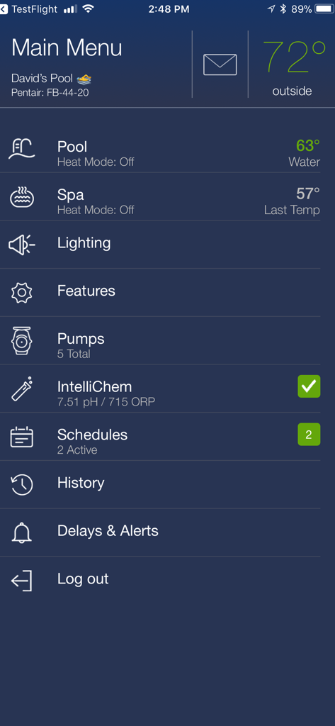 O menu principal do aplicativo ScreenLogic Connect mostrando controles de temperatura da piscina e spa, iluminação, bombas e recursos de agendamento