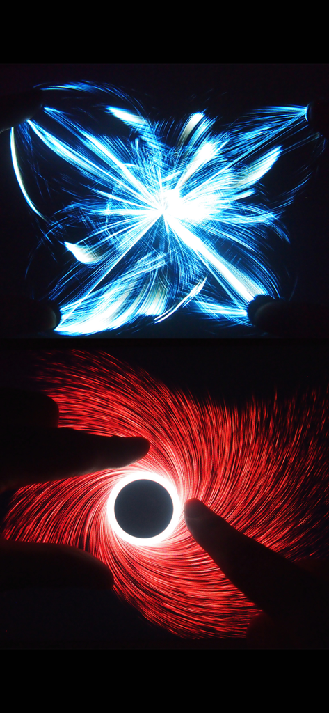 Triple A - Touch Visualizer - Un écran affichant des effets de particules lumineuses bleues et rouges interactives réagissant au toucher des doigts