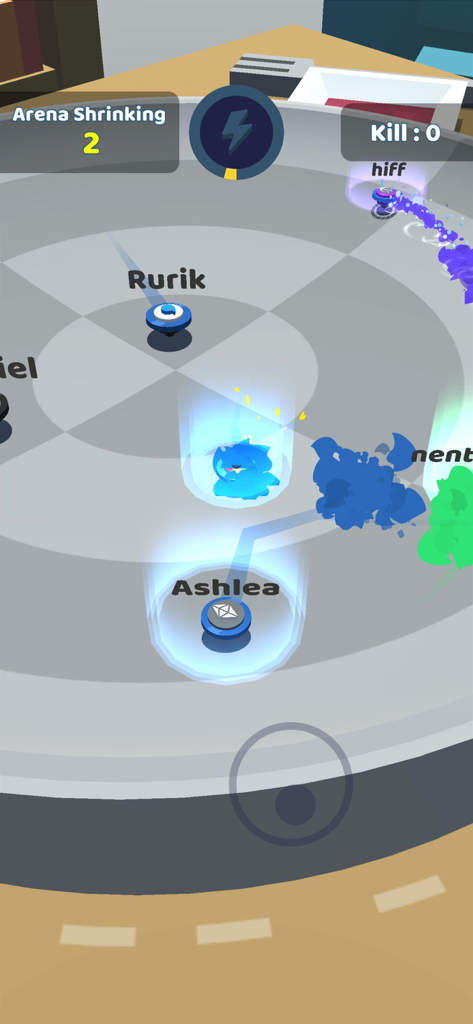 Fidget spinner che competono in un'arena circolare che si restringe nel gioco mobile Spinner.io.