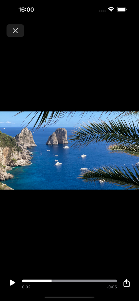 Vista previa de un vídeo espacial panorámico que muestra un paisaje costero con barcos y palmeras