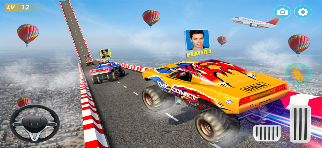 Monster Trucks Stunt Racing 3D - Camiones monstruosos compitiendo en una mega rampa a gran altitud con globos aerostáticos y un fondo de ciudad.