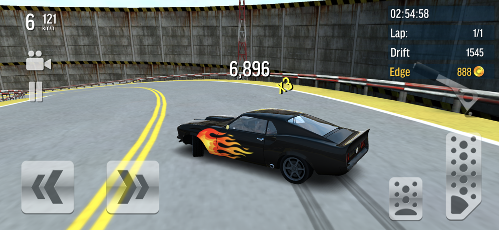 Muscle car negro con calcomanías de llamas realizando un drift en una pista de carreras en Drift Max.