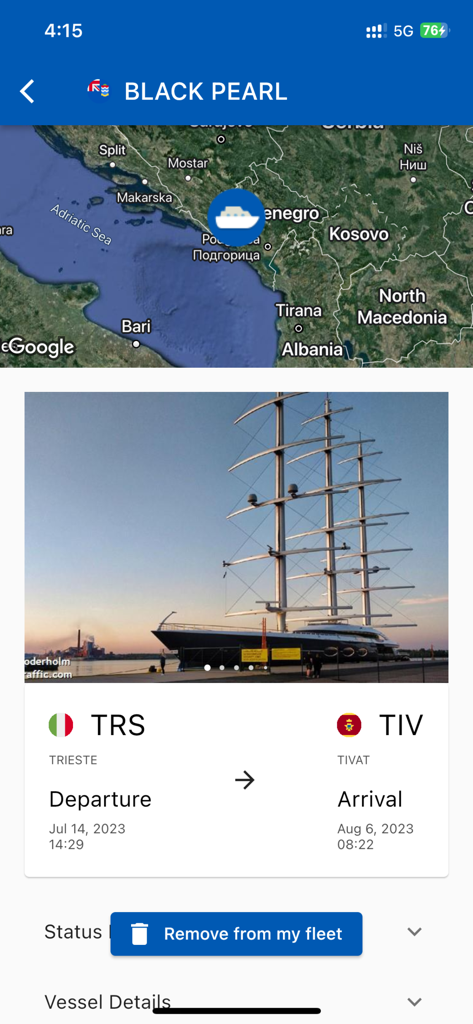 Interface de l'application mobile Ship Tracker montrant l'emplacement d'un navire sur une carte et les détails du voyage du navire