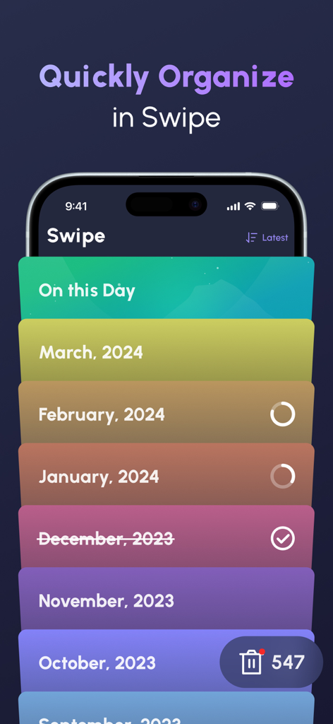 Pantalla de smartphone que muestra la función de deslizar de Magic Cleaner para organizar y limpiar fotos por mes.