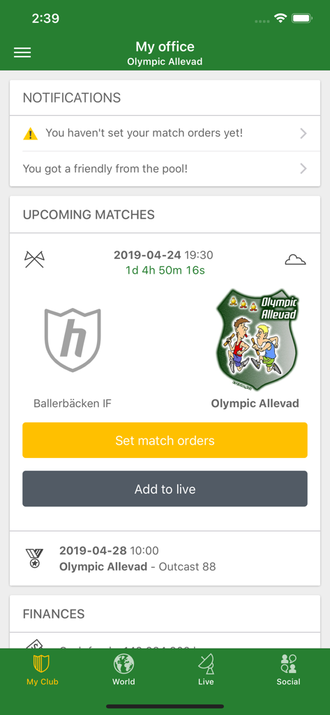 Hattrick Football Manager Game - Le tableau de bord de mon bureau de l'application Hattrick Football Manager montrant les notifications de match et les calendriers des prochains matchs