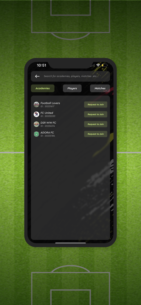 Whistle - Your sports tracker - La schermata di ricerca dell'app Whistle che mostra un elenco di accademie sportive con pulsanti di richiesta di adesione su un'interfaccia scura.
