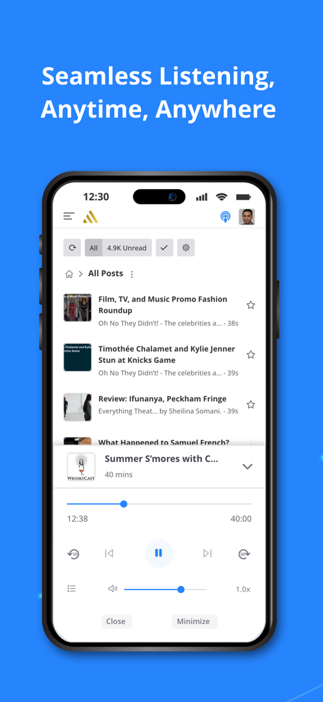 Interfaz móvil de Feedspot Reader mostrando un reproductor de audio de podcast y una lista de artículos de noticias para una escucha fluida.