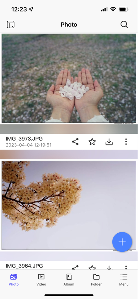 Mobile interface of QuMagie app showing a photo feed with management tools and navigation bar