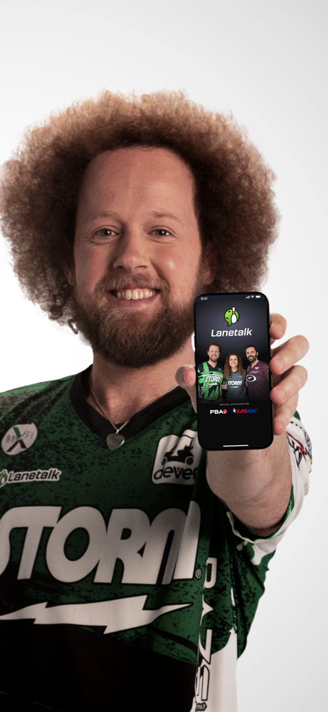 Lanetalk Bowling - O jogador profissional Kyle Troup segurando um telefone com o aplicativo de boliche Lanetalk