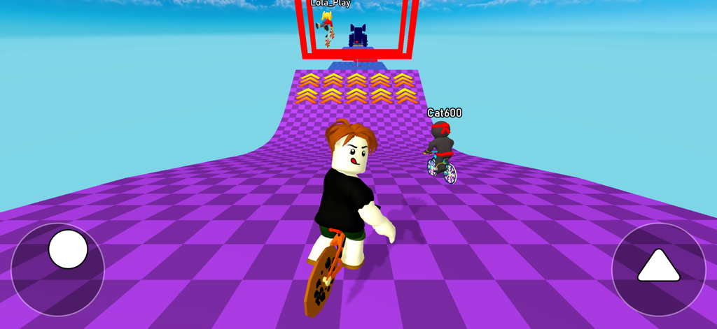 Bike for Obby: Dynamic Play - Un personaje montando una bicicleta en una rampa de pista de obstáculos a cuadros morada en un juego de parkour en 3D.