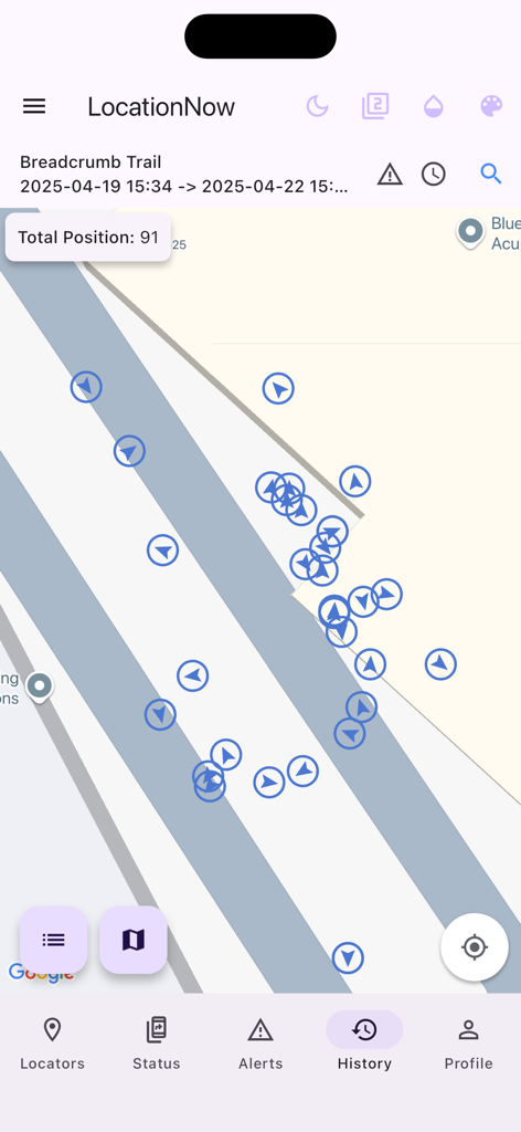 LocationNow - Una visualización de mapa en la aplicación LocationNow que muestra un rastro de ruta con múltiples marcadores de ubicación y flechas direccionales para el rastreo de activos o personas.