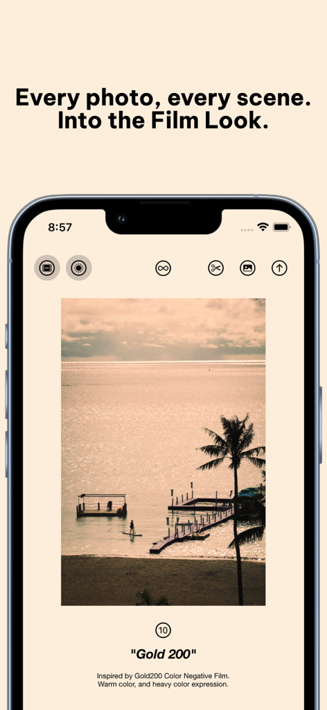 Negative - Film Look Filter. - スマートフォンのスクリーンショット。Negativeアプリが、ビーチ写真に暖かいGold 200フィルムルックフィルターを適用しています。