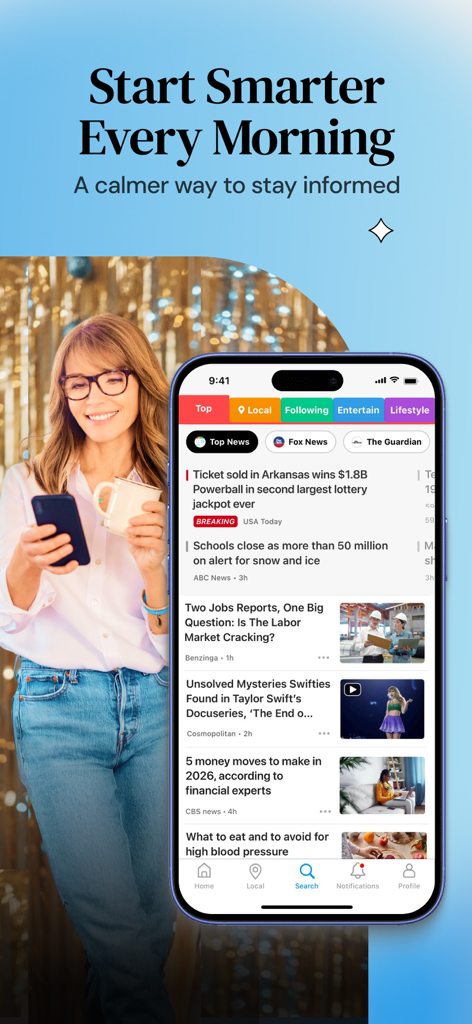 여성이 커피 한 잔과 함께 아침 루틴 중에 속보를 확인하기 위해 SmartNews 앱을 확인하고 있는 모습