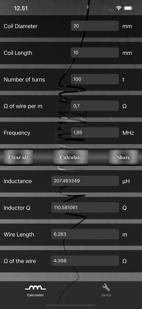 Die Benutzeroberfläche der InductorCalc-App zeigt berechnete Induktivität, Gütefaktor und Drahtlänge für ein benutzerdefiniertes elektronisches Spulendesign an.