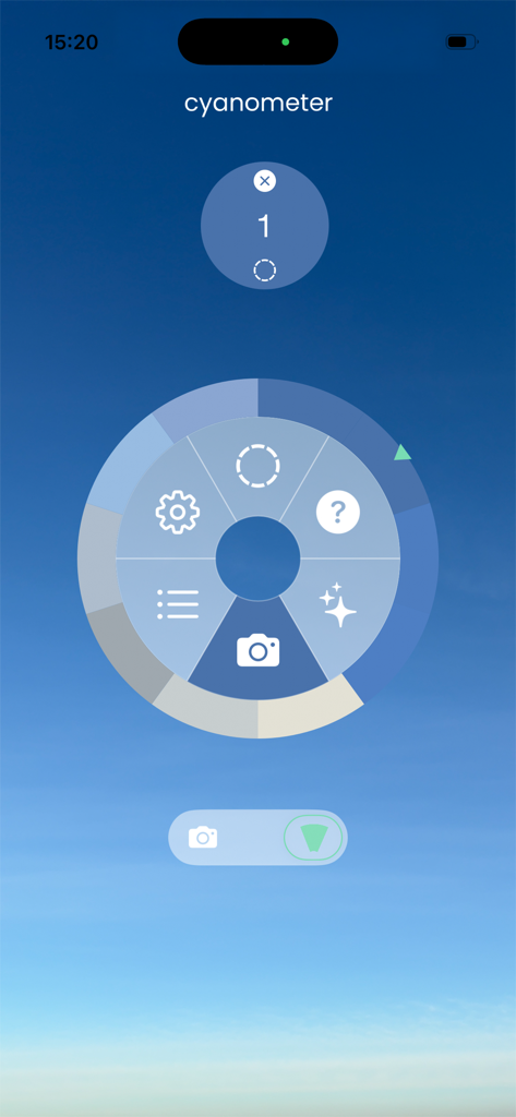 Cyanometer - Cyanometerアプリのインターフェース。澄んだ空の上に円形の青いカラースケールとメニューアイコンが表示されています。