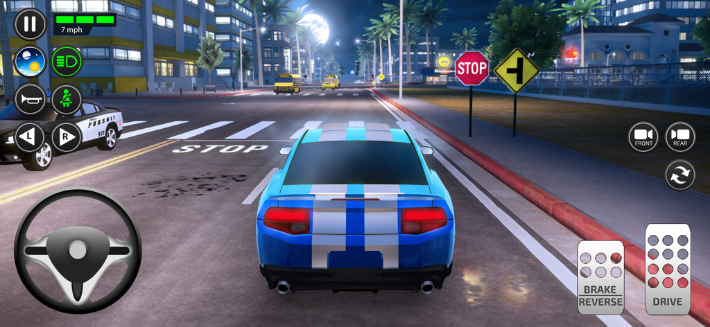 Driving Academy: Car Games - Un coche deportivo azul conduciendo de noche en una simulación realista de calles de la ciudad con señales de tráfico y un coche de policía.