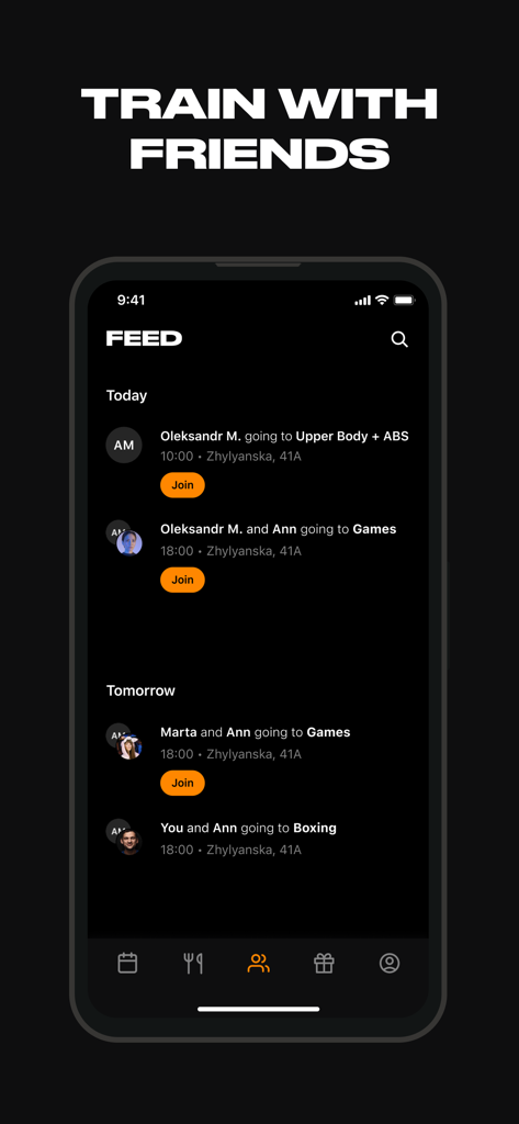 Schermata del feed social dell'app Smartass che mostra amici che prenotano corsi di fitness di gruppo come pugilato e allenamenti per la parte superiore del corpo