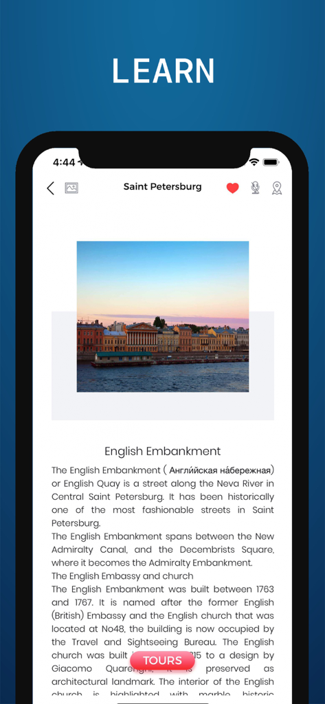 Interfaccia dell'app Guida di Viaggio a San Pietroburgo che mostra informazioni storiche e una foto della Riva Inglese