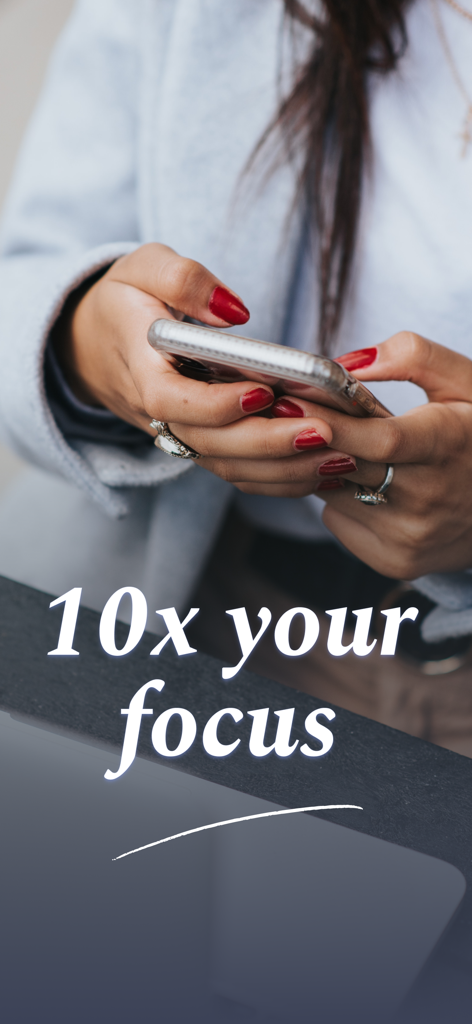 Una mujer sosteniendo un smartphone con un texto superpuesto que dice "Multiplica tu concentración por 10"