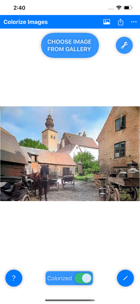 Colorize Images - Benutzeroberfläche der Colorize Images App, die ein koloriertes Historienfoto eines Stadtplatzes mit einem Pferd und einer Kutsche zeigt