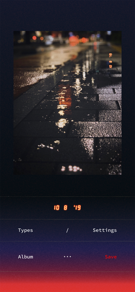 Filmlike Date Stamp - Interface de l'application Filmlike Date Stamp montrant un tampon de date numérique rétro orange sur une photo de ville nocturne avec des options d'édition