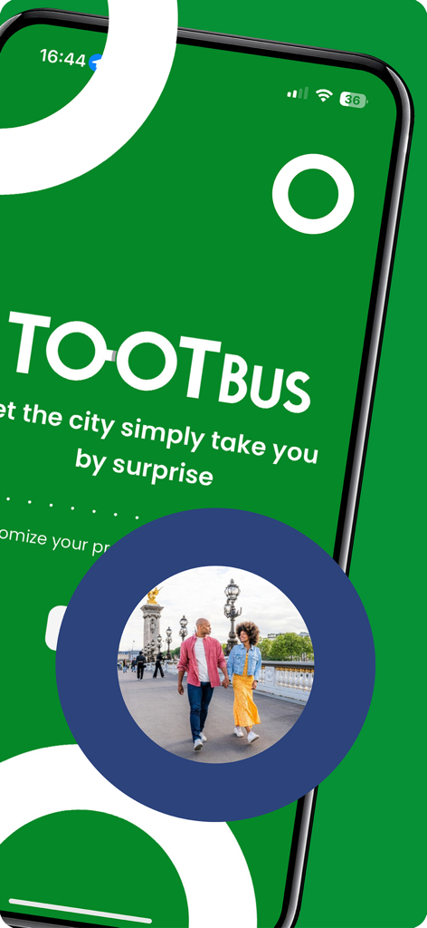 Tootbus mobile App-Startbildschirm mit dem Firmenlogo und einem Paar, das auf einer Brücke in Paris spazieren geht