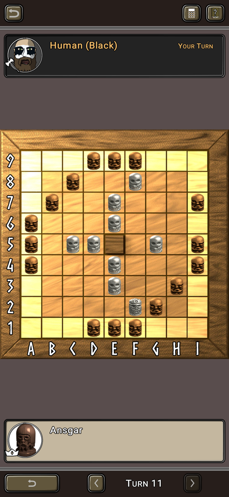 Una partida digital de Hnefatafl mostrando el tablero y las piezas de juego estilo vikingo durante un turno