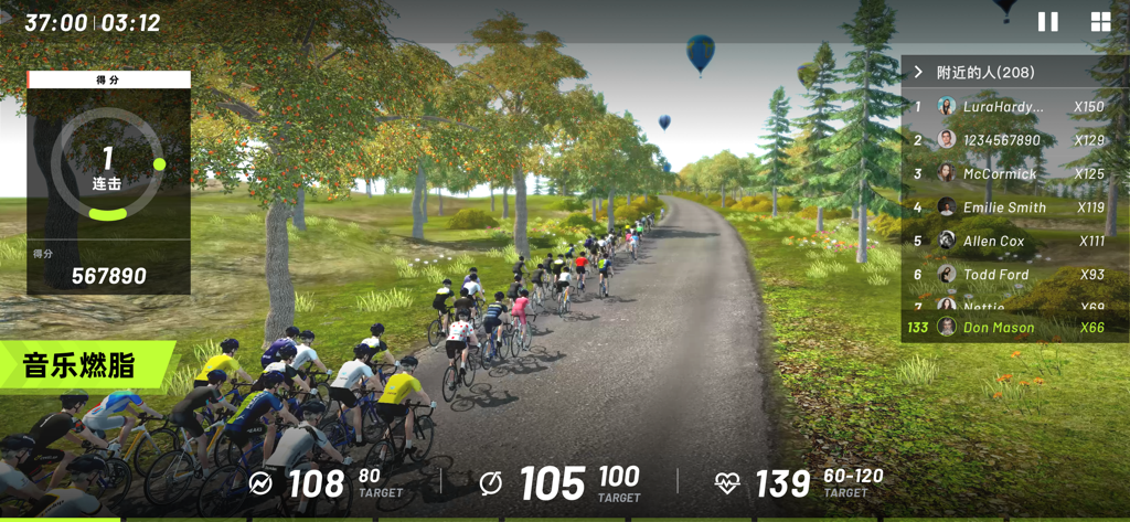 Gara ciclistica virtuale di gruppo in un paesaggio 3D con metriche di performance in tempo reale e classifica.