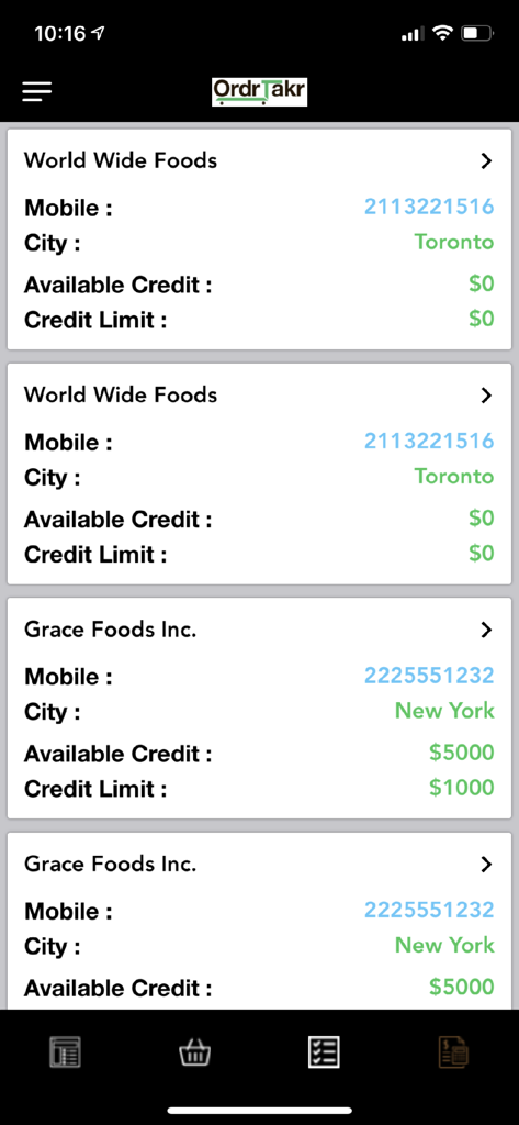 Aplicación OrderTakerCRM que muestra una lista de cuentas de clientes con información de crédito y detalles de ubicación