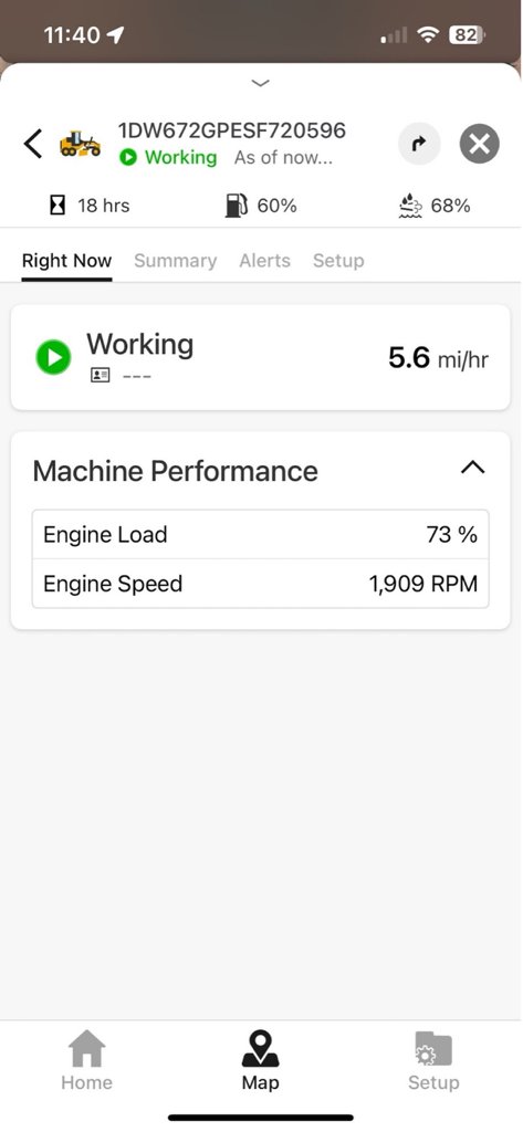 Operations Center Mobile - Una captura de pantalla de la aplicación John Deere Operations Center Mobile que muestra métricas de rendimiento de la máquina en tiempo real, incluyendo la carga y la velocidad del motor.