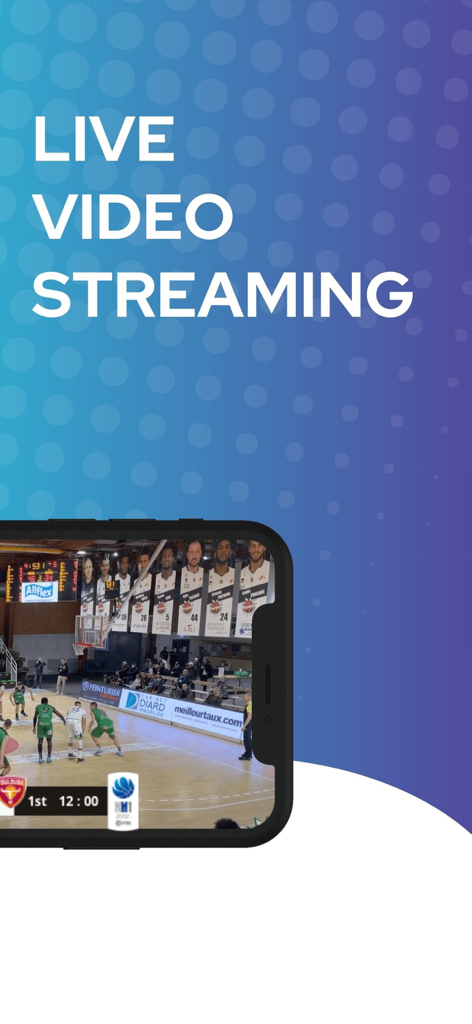 Schermata dello smartphone che mostra una trasmissione di basket in diretta con un overlay di tabellone segnapunti professionale.