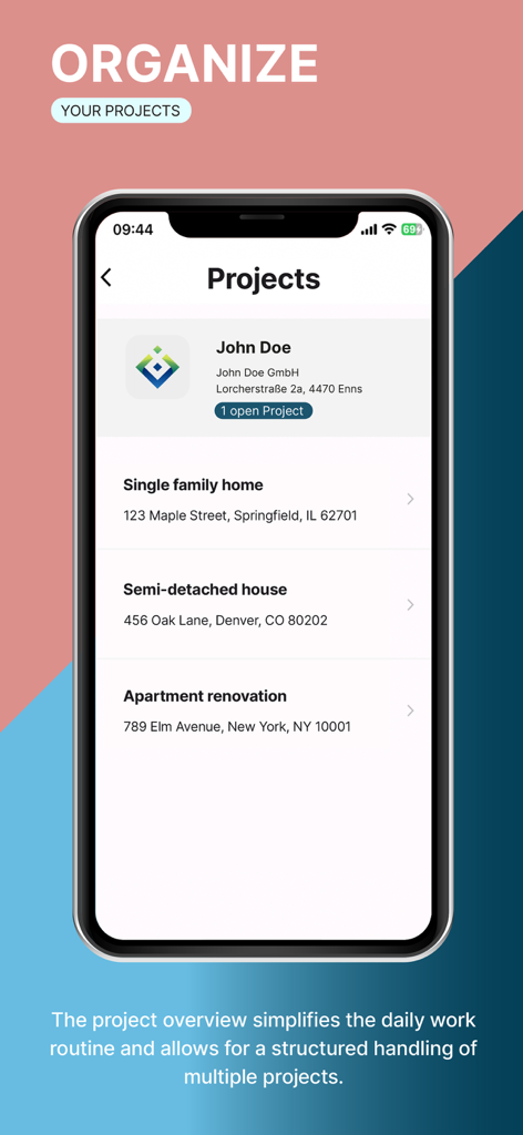 reportly - Un smartphone mostrando la lista de organización de proyectos en la aplicación reportly con categorías de proyectos de construcción e inspección.