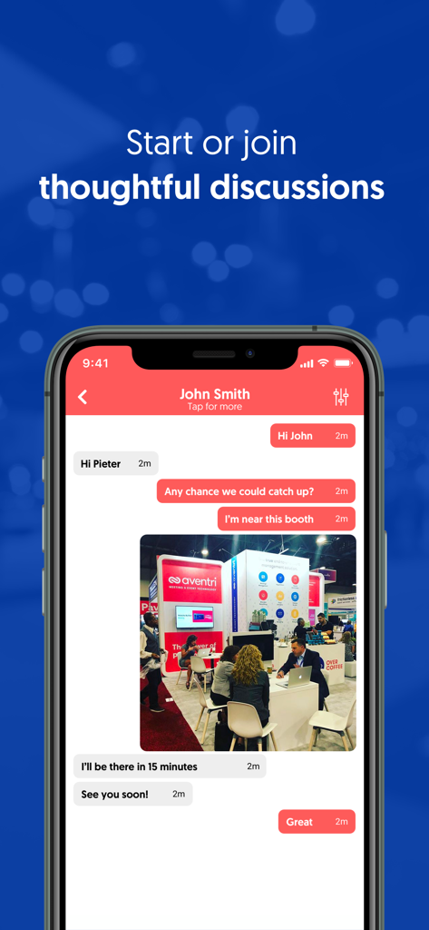 Interface de chat de l'application mobile Aventri Events montrant une conversation de réseautage professionnel avec une photo d'un stand de conférence.