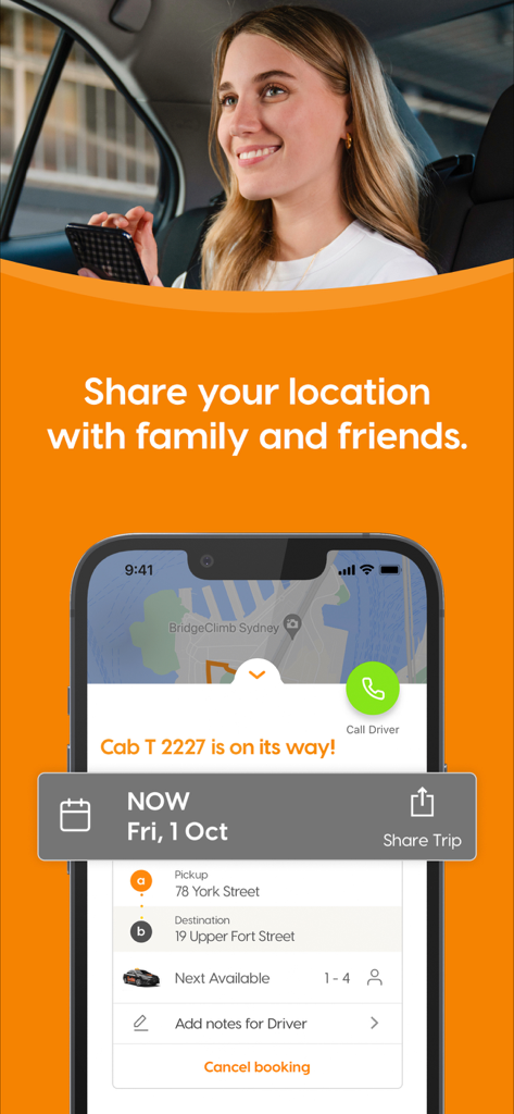 Eine lächelnde Frau in einem Taxi, die die 13cabs-App verwendet, um ihren Echtzeit-Reisestandort mit Freunden und Familie zu teilen