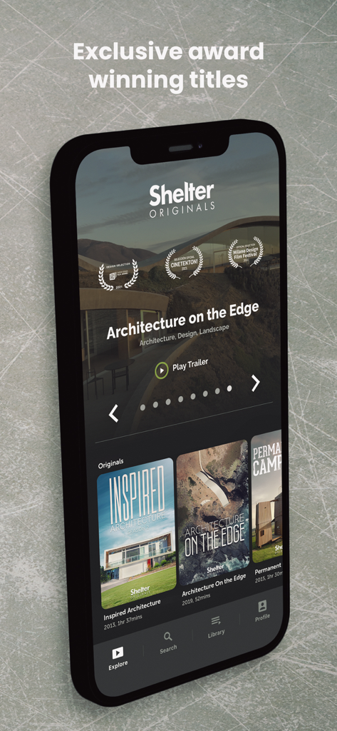 Teléfono móvil mostrando la interfaz de la aplicación Shelter con una selección de películas de arquitectura y diseño galardonadas.