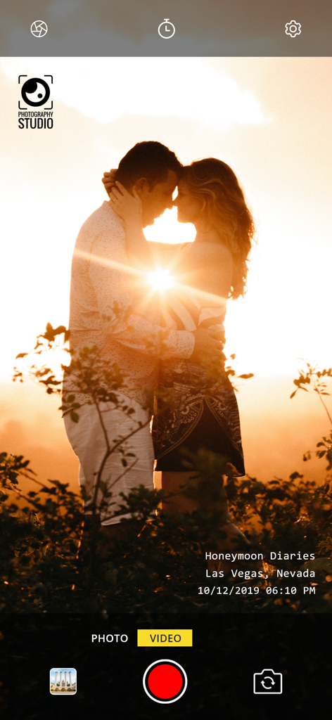 Auto Date Stamper for Photo - Interfaz de la aplicación de cámara que muestra una foto de una pareja al atardecer con sellos de marca de agua para el logotipo del estudio fotográfico y detalles del viaje de luna de miel en Las Vegas