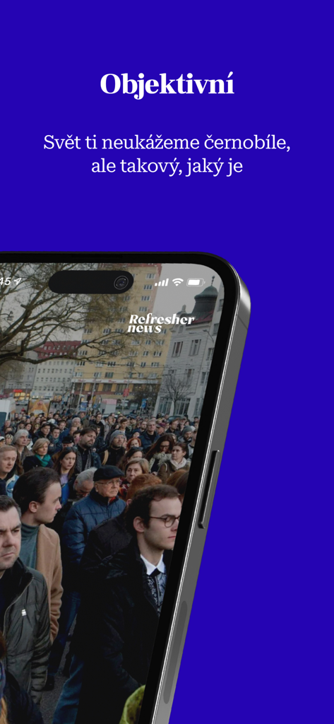 Refresher Cesko 앱 인터페이스, 파란색 배경에 객관적인 보도와 도시 군중 표시