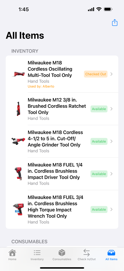 Smart Inventory Manager - Schermata dell'app mobile che mostra un elenco di inventario di elettroutensili con etichette di stato per articoli disponibili e dati in uscita