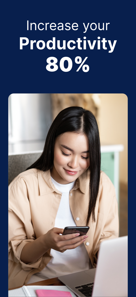 Una mujer usando su teléfono inteligente para rastrear horas de trabajo y aumentar la productividad